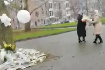 Respectloos: Vrouwen stelen bloemen van doodgeschoten Rapper Feis