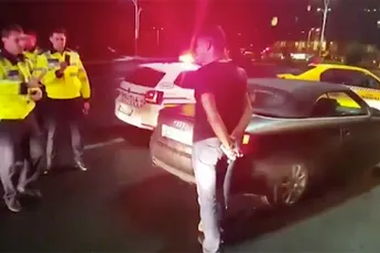 Roemeense Politicus Cristian Boureanu geeft agent een smerig knietje...