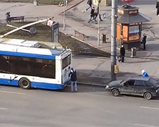 Russische heldere lampjes proberen sleepje van bus te stelen