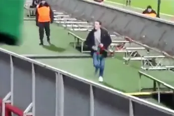 Russische voetbalfan ontsnapt met ninja skills en sjaal!