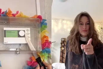 Sanne laat dingen in haar studentenhuis zien die just make sense