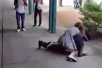 Schoolmeisje laat pestkop slapen en rent weg voor lerares!