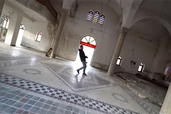 Schuine kerk in Griekenland heeft wel wat weg van attractie draaiend huis