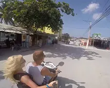 Scooters geven elkaar frontaal kusje in de Dominicaanse Republiek