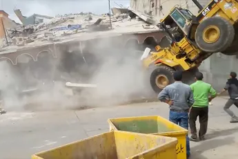 Shovel bestuurder zal niet zo goed zijn in het spelletje Jenga