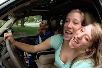 Siamese tweeling Abby en Brittany kunnen gewoon autorijden