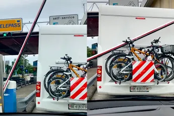 Slagboom verliest strijd als camper wegrijdt