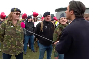 Slijptol in gesprek met demonstranten en oud-militairen op het Museumplein