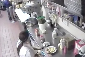 Smaaksensatie? Serveerster haalt Hot Dog door poes...