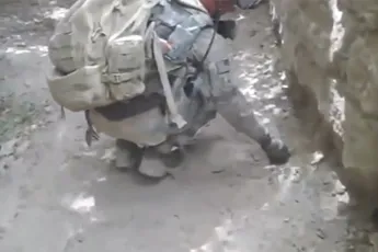 Soldaat pakt bedrade IED op in Afghanistan