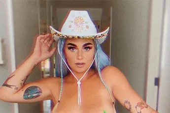Sow, Roxeanne Hazes heeft een nogal pikante outfit voor Canal Pride