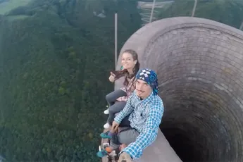 Spontaan hoogtevrees van kijken naar klimmen Trbovljeschoorsteen