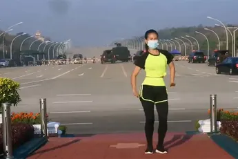 Sportdocent is lekker bezig met aerobicsles tijdens staatsgreep in Myanmar