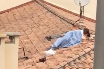 Stelletje op dak doet niet mee aan stierenrennen in Pamplona...