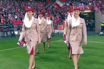 Stewardessen Emirates doen veiligheidsinstructies in vol stadion Benfica