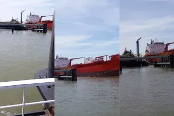 Tanker ramt steiger in haven Rotterdam: grote olievlek in Botlek