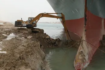 Terug naar de handkar: Dildo's en vibrators zitten vast voor Suezkanaal