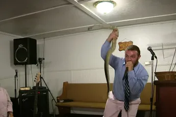 The Snake Church: Pastoor laat zich bijten door dodelijke ratelslang