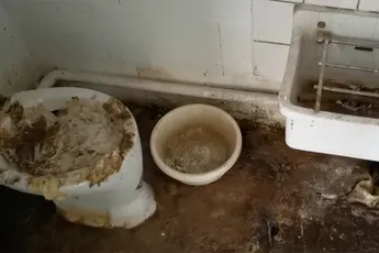 Toilet schoonmaken na overstroming is extreem smerige klus