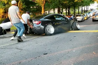 Toyota FR-S heeft wat hulp nodig om over een drempel te komen