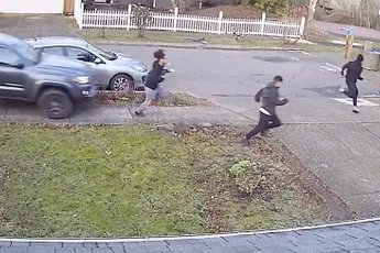 Toyota Tacoma zit in Portland achter voetgangers aan