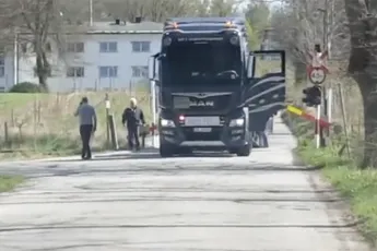 Trein in Noorwegen ramt truck met boot die op spoorwegovergang staat