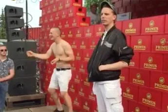 Tricky verliest een hakwedstrijd...