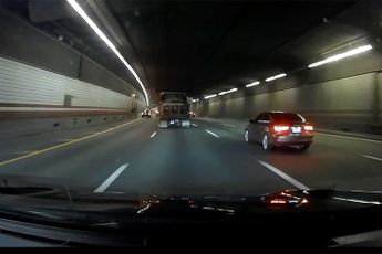Truck in Boston probeert op zijkantje verder te rijden