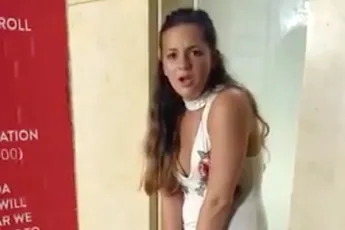 Twee dronken dames pissen op straat, man gaat verhaal halen...