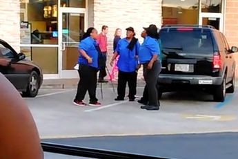 Twee medewerkers McDonalds kunnen niet echt met elkaar door één deur!
