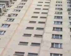 Twee verslaafden springen van flatgebouw