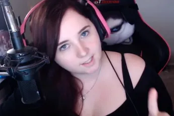 Twitch streamer Jewel noemt haar vriendje verlegen, hij bewijst haar ongelijk