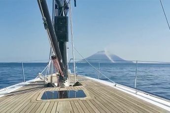 Uitbarsting vulkaan de Stromboli vastgelegd van zeilboot