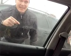 Vader geeft goede voorbeeld aan zijn kind in Road Rage