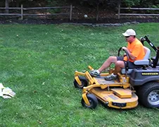 Vader vernielt games van zoon met grasmaaier...