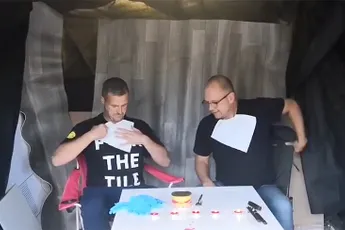 Verrotte Zweedse haring happen uitdaging is niet voor zwakke magen