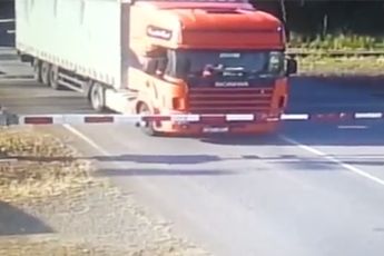 Verschrikkelijk ongeluk in Tsjechië: Trein doorboort vrachtwagen