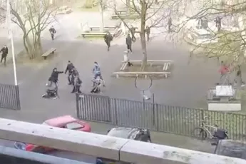 Verwarde man zwaait met messen op Scala College in Alphen aan den Rijn