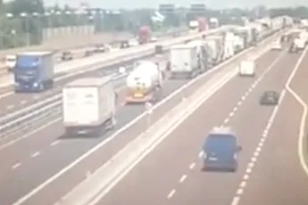 Video oorzaak explosie snelweg Bologna: tankwagen ziet file over het hoofd