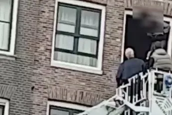 Video springer op de Oudezijds Voorburgwal in Amsterdam