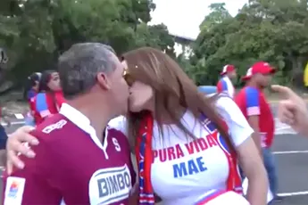 Vraag op straat in Panama: Geef deze dame even een kus?