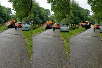 Vrachtwagen met asfalt kantelt in sloot bij Noordeloos