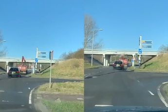 Vrachtwagen met hijskraan geeft viaduct een kus in Noordwijkerhout