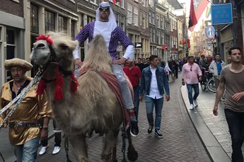Vrijgezellenfeestje binnenkort? Loop eens met een kameel over de Wallen!