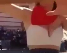 Vrouw duidelijk wat vergeten tijdens stierenrennen