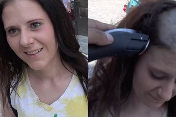 Vrouw in Tsjechië heeft geld nodig en laat zich kaal scheren op straat