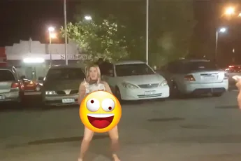 Vrouw is absoluut niet blij dat ze uit vestiging McDonalds is gegooid!