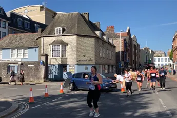 Vrouw is knettergek en rijdt door halve marathon van Plymouth
