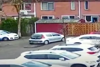 Vrouw verwisselt gaspedaal met rem en rijdt door tuinhek in Zwijndrecht