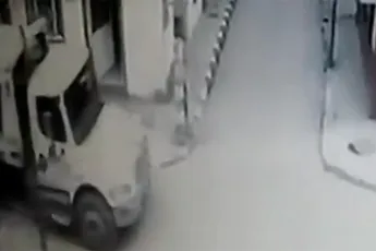 Vuilnisman ongelukkig aangereden en komt met hoofd onder vuilniswagen